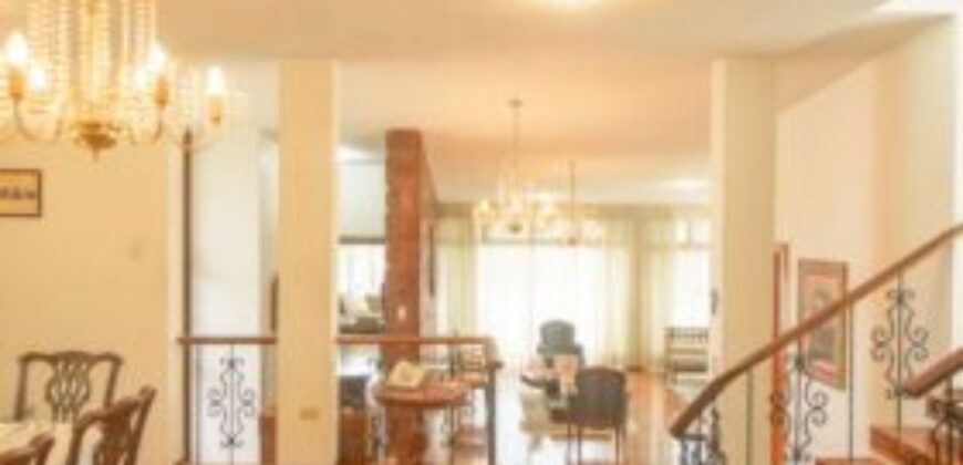 Amplia Casa de 5 Dorm. en Venta en Los Ceibos, Ubicacion Estrategica