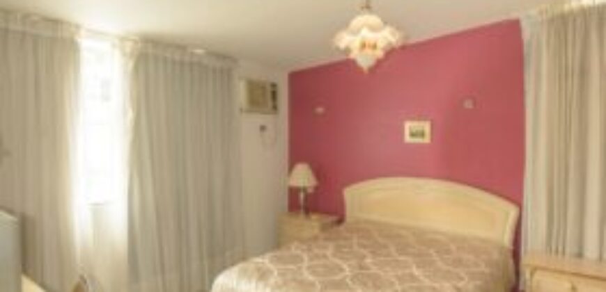 Amplia Casa de 5 Dorm. en Venta en Los Ceibos, Ubicacion Estrategica