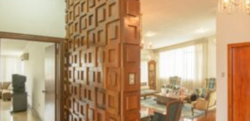 Amplia Casa de 5 Dorm. en Venta en Los Ceibos, Ubicacion Estrategica