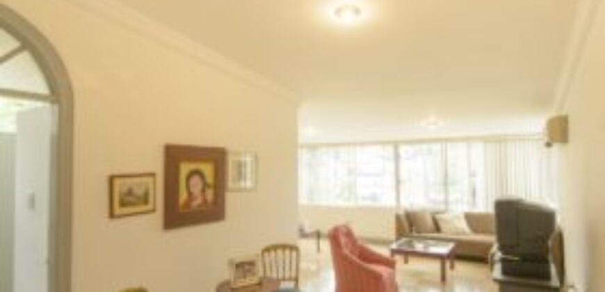 Amplia Casa de 5 Dorm. en Venta en Los Ceibos, Ubicacion Estrategica