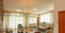 Amplia Casa de 5 Dorm. en Venta en Los Ceibos, Ubicacion Estrategica