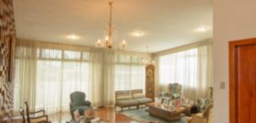 Amplia Casa de 5 Dorm. en Venta en Los Ceibos, Ubicacion Estrategica