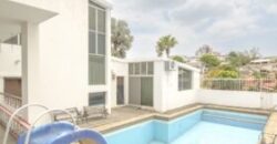 Amplia Casa de 5 Dorm. en Venta en Los Ceibos, Ubicacion Estrategica