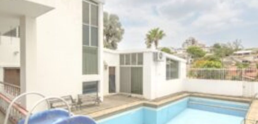 Amplia Casa de 5 Dorm. en Venta en Los Ceibos, Ubicacion Estrategica