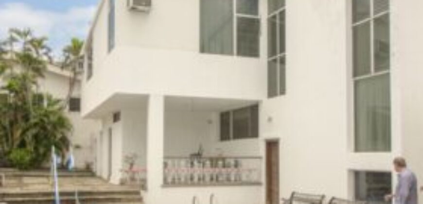 Amplia Casa de 5 Dorm. en Venta en Los Ceibos, Ubicacion Estrategica