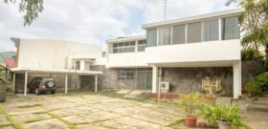 Amplia Casa de 5 Dorm. en Venta en Los Ceibos, Ubicacion Estrategica
