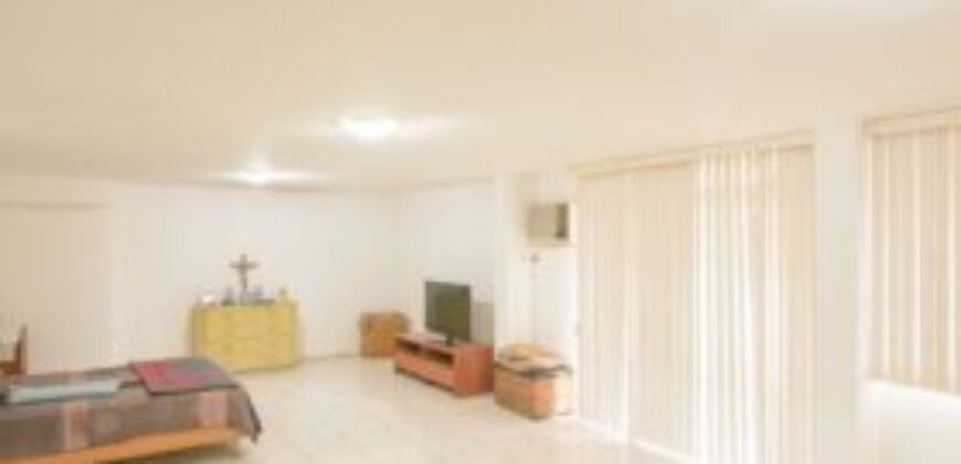 Amplia Casa de 5 Dorm. en Venta en Los Ceibos, Ubicacion Estrategica