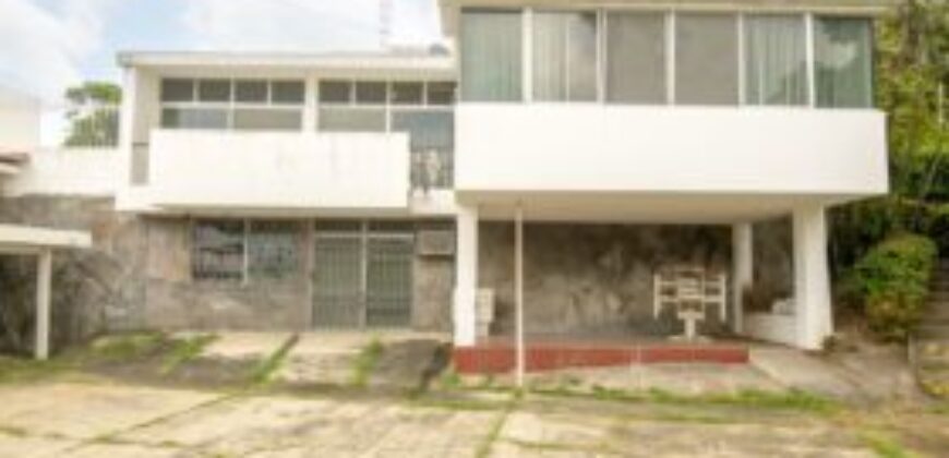 Amplia Casa de 5 Dorm. en Venta en Los Ceibos, Ubicacion Estrategica