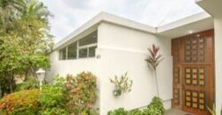 Amplia Casa de 5 Dorm. en Venta en Los Ceibos, Ubicacion Estrategica