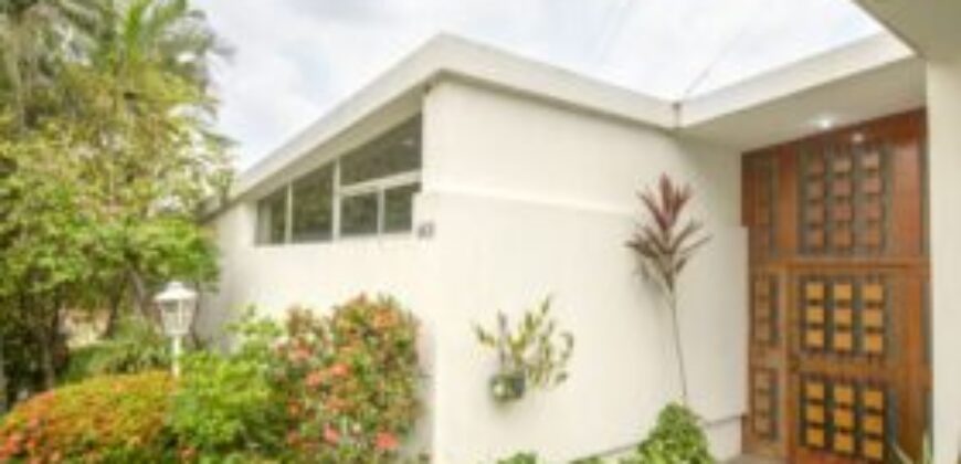 Amplia Casa de 5 Dorm. en Venta en Los Ceibos, Ubicacion Estrategica