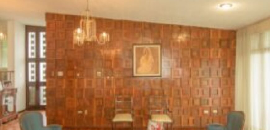 Amplia Casa de 5 Dorm. en Venta en Los Ceibos, Ubicacion Estrategica