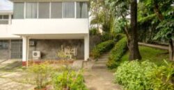 Amplia Casa de 5 Dorm. en Venta en Los Ceibos, Ubicacion Estrategica