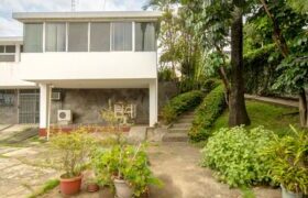 Amplia Casa de 5 Dorm. en Venta en Los Ceibos, Ubicacion Estrategica