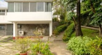 Amplia Casa de 5 Dorm. en Venta en Los Ceibos, Ubicacion Estrategica