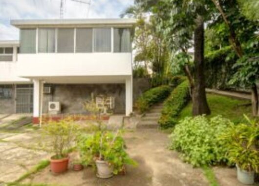 Amplia Casa de 5 Dorm. en Venta en Los Ceibos, Ubicacion Estrategica