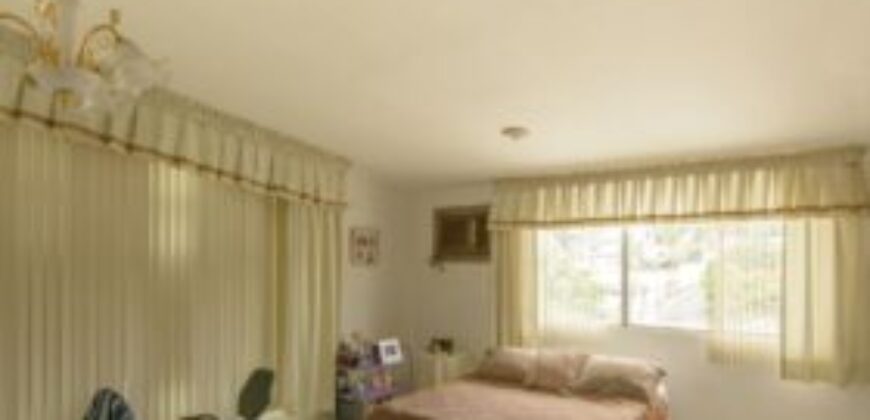 Amplia Casa de 5 Dorm. en Venta en Los Ceibos, Ubicacion Estrategica