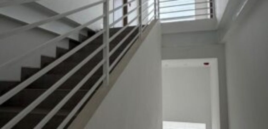 En Alquiler Bodega con Oficina en Almax Plus de Estreno