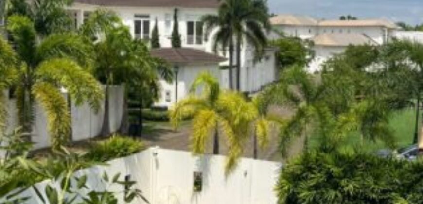 Exclusiva y Elegante Casa 4 Dorm. en Venta en Samborondón, Lagos de Batan