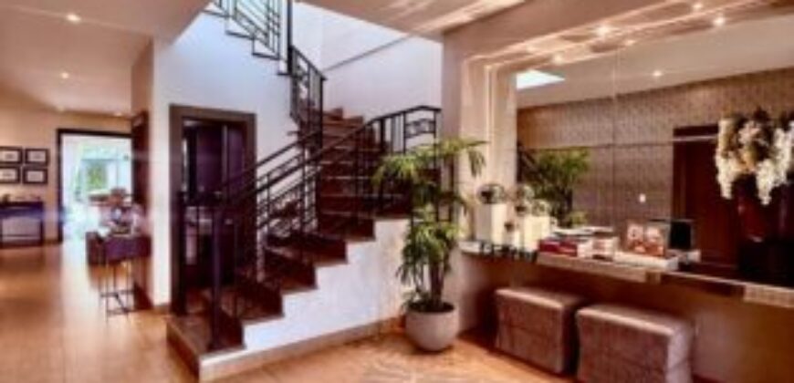 Hermosa Casa en Venta, Impecable Ubicada en El Km 8 de La Vía Samborondon