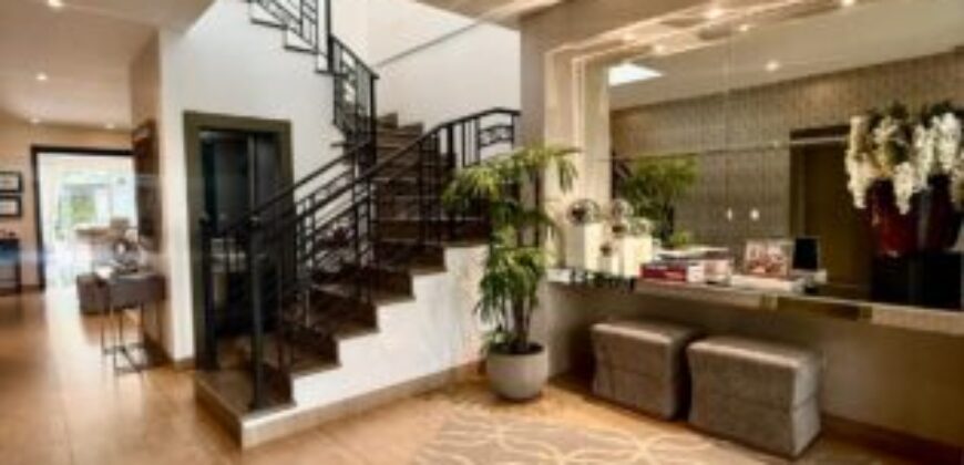 Hermosa Casa en Venta, Impecable Ubicada en El Km 8 de La Vía Samborondon