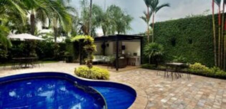 Hermosa Casa en Venta, Impecable Ubicada en El Km 8 de La Vía Samborondon