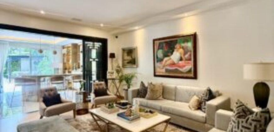 Hermosa Casa en Venta, Impecable Ubicada en El Km 8 de La Vía Samborondon