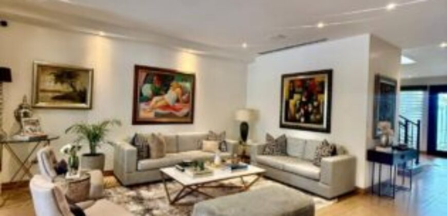 Hermosa Casa en Venta, Impecable Ubicada en El Km 8 de La Vía Samborondon