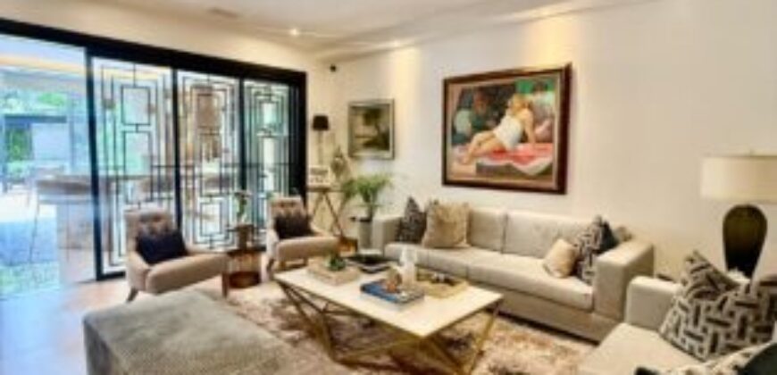 Hermosa Casa en Venta, Impecable Ubicada en El Km 8 de La Vía Samborondon