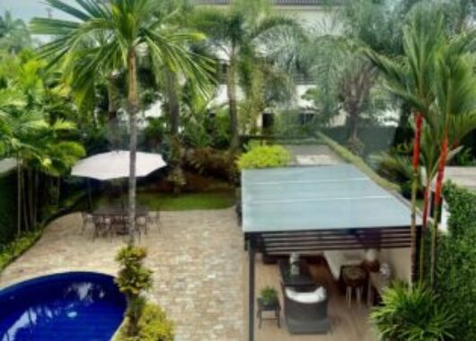 Hermosa Casa en Venta, Impecable Ubicada en El Km 8 de La Vía Samborondon