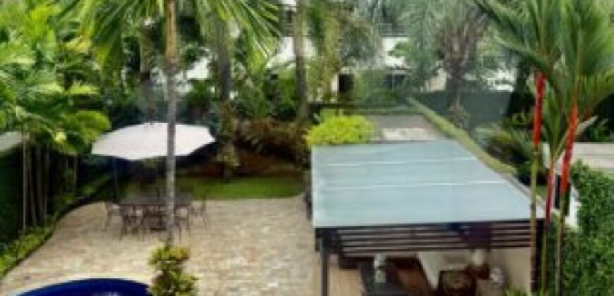Hermosa Casa en Venta, Impecable Ubicada en El Km 8 de La Vía Samborondon