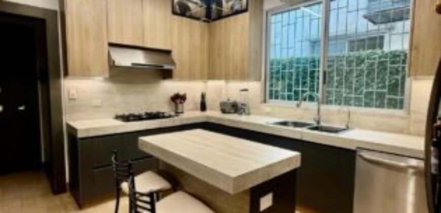 Hermosa Casa en Venta, Impecable Ubicada en El Km 8 de La Vía Samborondon