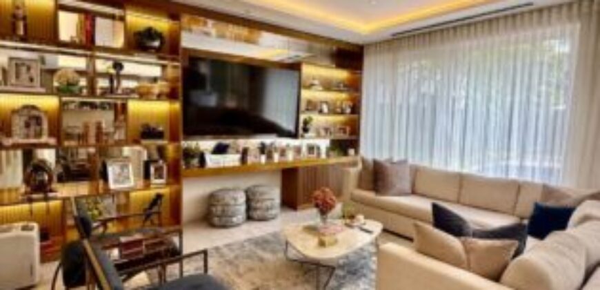 Hermosa Casa en Venta, Impecable Ubicada en El Km 8 de La Vía Samborondon