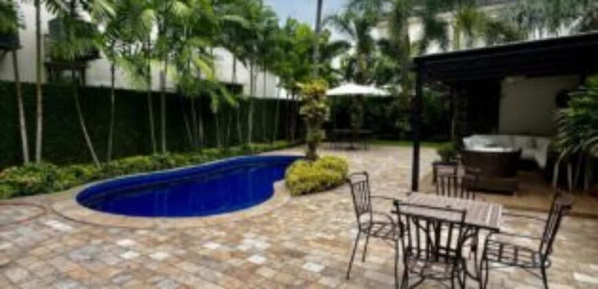 Hermosa Casa en Venta, Impecable Ubicada en El Km 8 de La Vía Samborondon