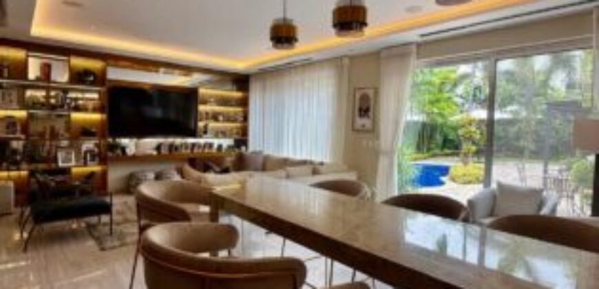 Hermosa Casa en Venta, Impecable Ubicada en El Km 8 de La Vía Samborondon