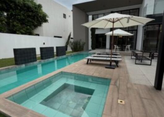 Preciosa E Impecable Casa de 5 Dorm, al Lago en Venta en Isla Mocoli