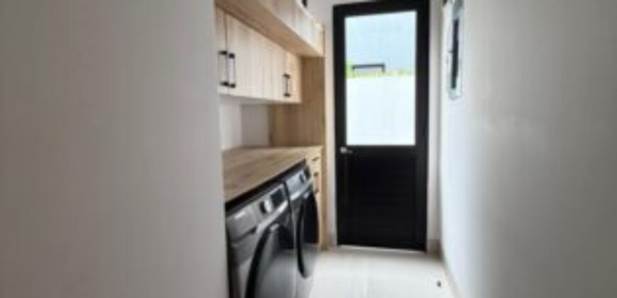 Preciosa E Impecable Casa de 5 Dorm, al Lago en Venta en Isla Mocoli