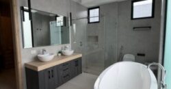 Preciosa E Impecable Casa de 5 Dorm, al Lago en Venta en Isla Mocoli