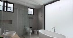 Preciosa E Impecable Casa de 5 Dorm, al Lago en Venta en Isla Mocoli
