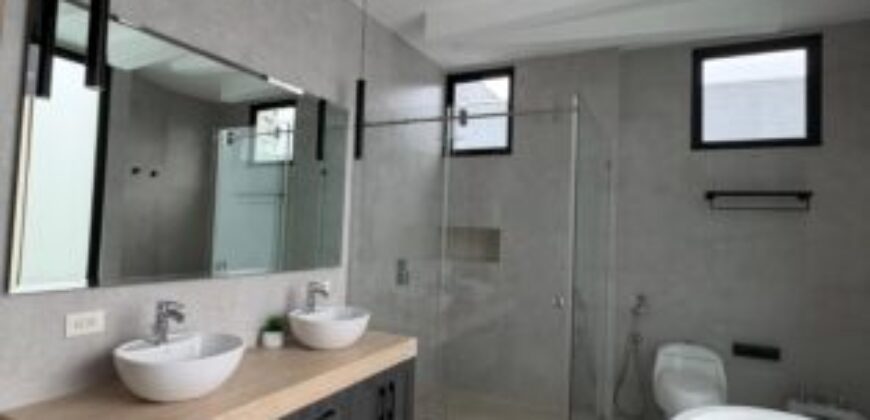 Preciosa E Impecable Casa de 5 Dorm, al Lago en Venta en Isla Mocoli