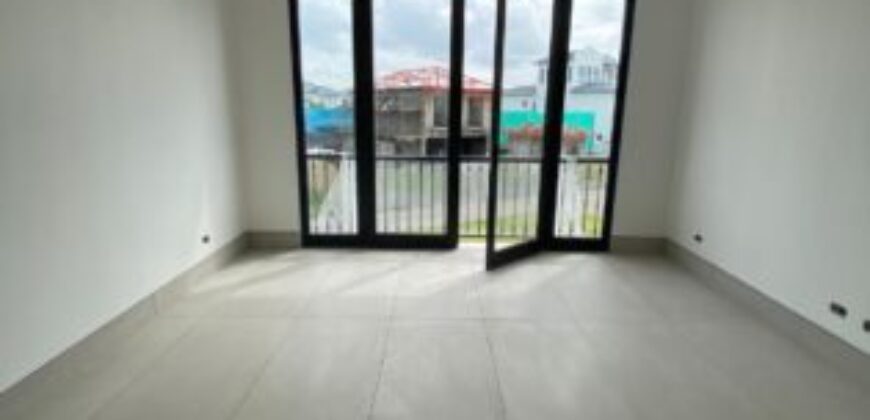 Casa de 4 Dorm. por Estrenar en Preventa – Urb. Aires Norte