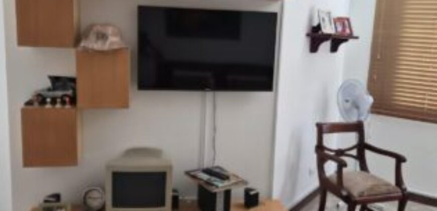 Amplia Casa de 4 Dorm., en Venta en Los Ceibos