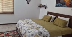 Amplia Casa de 4 Dorm., en Venta en Los Ceibos