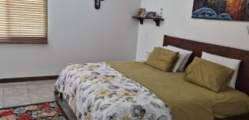 Amplia Casa de 4 Dorm., en Venta en Los Ceibos