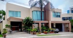 Amplia Casa de 4 Dorm., en Venta en Los Ceibos