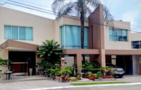 Amplia Casa de 4 Dorm., en Venta en Los Ceibos