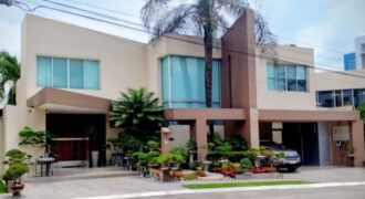 Amplia Casa de 4 Dorm., en Venta en Los Ceibos