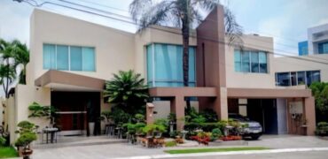 Amplia Casa de 4 Dorm., en Venta en Los Ceibos
