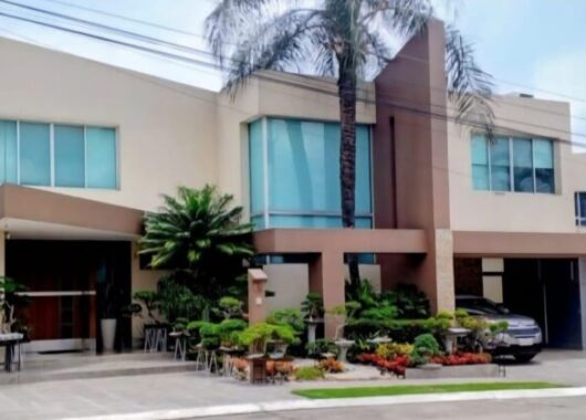 Amplia Casa de 4 Dorm., en Venta en Los Ceibos