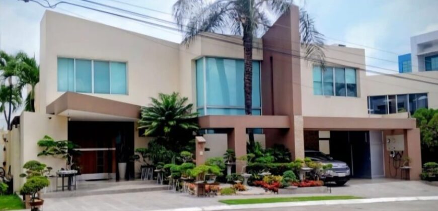 Amplia Casa de 4 Dorm., en Venta en Los Ceibos