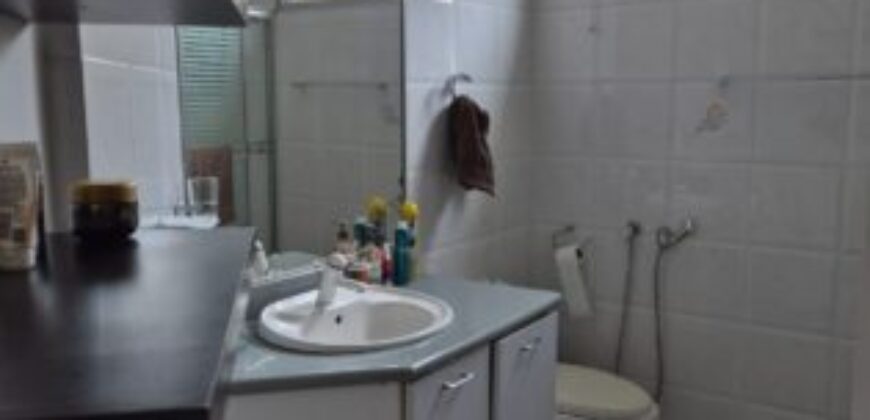 Amplia Casa de 4 Dorm., en Venta en Los Ceibos